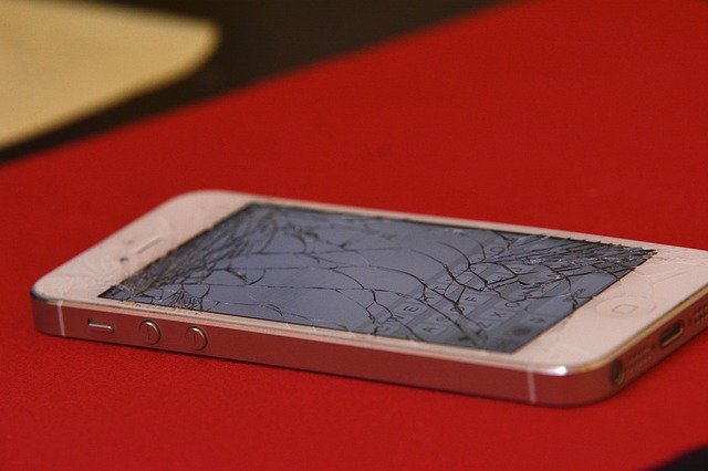 ひどく損傷したiPhone